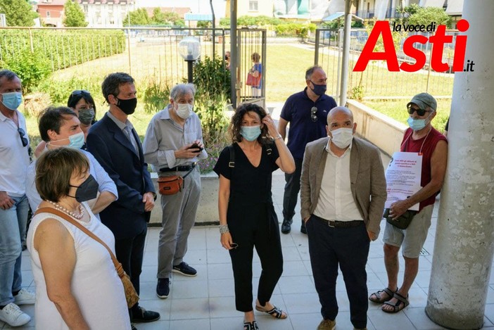 L'assessore Caucino ritratta, da Merfephoto-Efrem Zanchettin, durante una visita a condomini ATC di Asti