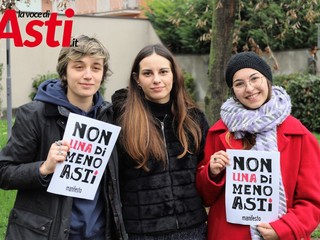 Un'altra immagine delle tre esponenti di &quot;Non una di meno&quot;