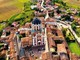 Una veduta aerea della maestosa Chiesa di San Giovanni Battista, a Fontanile