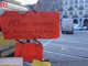 Uno dei numerosi cartelli di protesta esposti in piazza durante precedenti manifestazioni dei mercatali