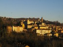 Una vista di Costigliole d'Asti con l'imponente castello