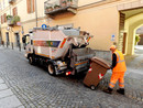 Un operatore del servizio di Igiene Urbana (foto d'archivio)