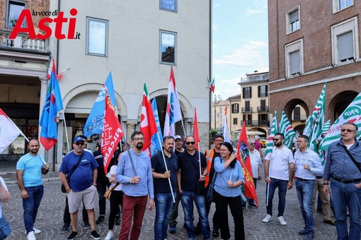 Un'immagine della manifestazione sindacale anti caporalato svoltasi ieri pomeriggio nel centro di Asti. A fine articolo ulteriori immagini della galleria fotografica a cura di Merfephoto - Efrem Zanchettin