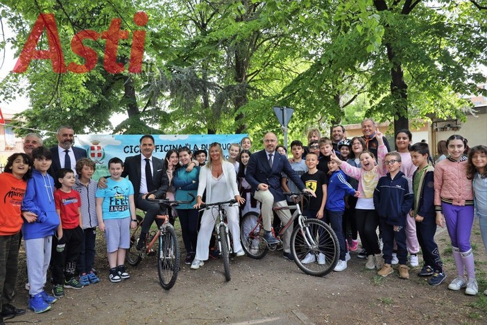 Il sindaco Rasero e gli assessori Bologna e Giacomini con alcuni dei bambini presenti alla Ciclofficina