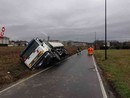 Disagi alla viabilità per un camion fuori strada in strada vecchia per Nizza