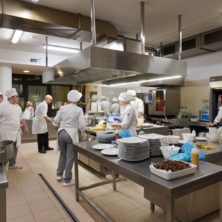 Studenti e studentesse della Scuola Alberghiera a lezione di Cucina e in Sala