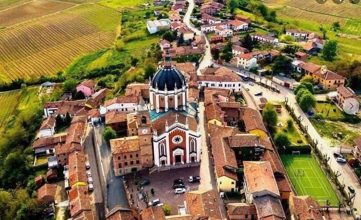 Una veduta aerea della maestosa Chiesa di San Giovanni Battista, a Fontanile