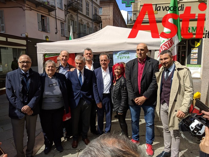 Sergio Chiamparino con gran parte dei candidati astigiani della coalizione che lo sostiene