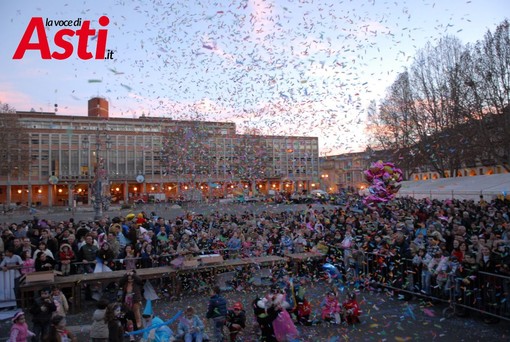 Piazza Alfieri in festa in occasione del carnevale 2005