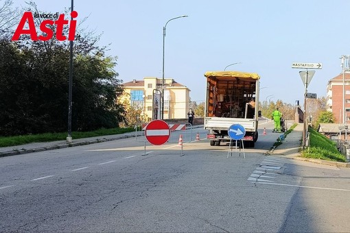 La segnaletica posto per segnalare la chiusura del ponte ferroviario