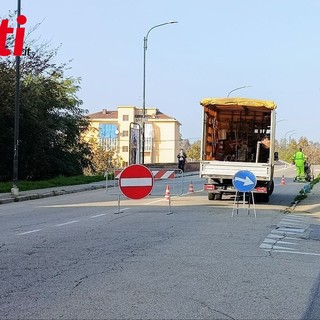 La segnaletica posto per segnalare la chiusura del ponte ferroviario