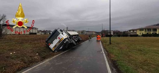 Disagi alla viabilità per un camion fuori strada in strada vecchia per Nizza