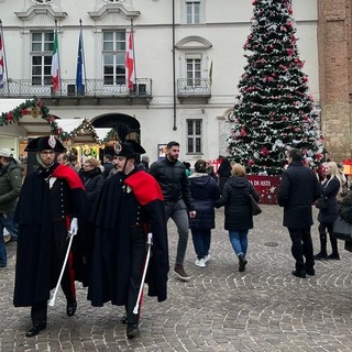 Al Magico Paese di Natale anche carabinieri (veri) in uniforme con mantello [GALLERIA FOTOGRAFICA]