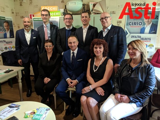 Il candidato presidente Alberto Cirio attorniato dai candidati consiglieri di centrodestra