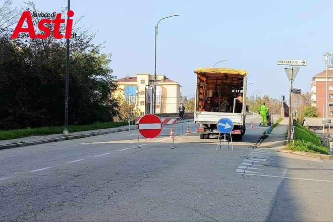 La segnaletica posto per segnalare la chiusura del ponte ferroviario