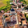 Una veduta aerea della maestosa Chiesa di San Giovanni Battista, a Fontanile