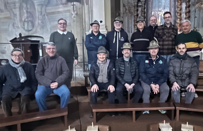 Un momento di meritato relax sulle sedie del coro per gli Alpini