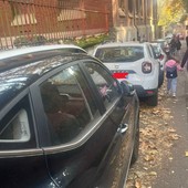 &quot;Parcheggio selvaggio&quot; nei pressi della scuola Dante: la segnalazione di un lettore