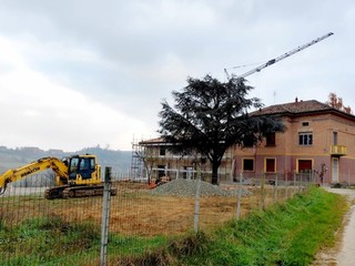 Uno dei tanti cantieri edilizi aperti in paese