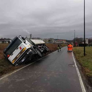 Disagi alla viabilità per un camion fuori strada in strada vecchia per Nizza