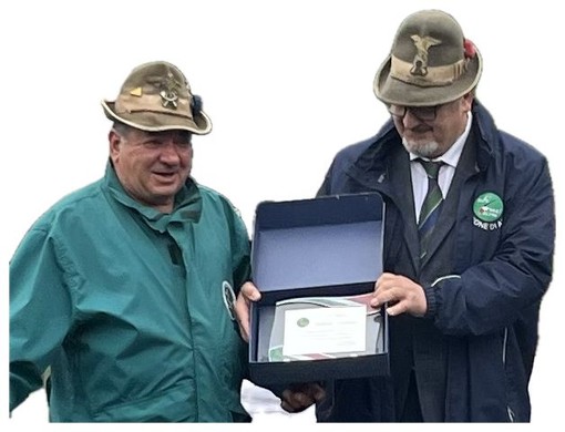 Nella foto: Francesco Dal Bello (a sinistra) riceve da Fabrizio Pighin, presidente della Sezione ANA di Asti il premio per i suoi 35 anni nel SOM