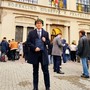 Il neo dottore ritratto di fronte all'Università