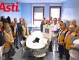 Nell'immagine, il personale del Pronto soccorso e il direttore generale dell’Asl At con la delegazione del Club guidata dalla presidente Donatella Peirone, e il governatore del Distretto Lions 108la3, Oscar Bielli