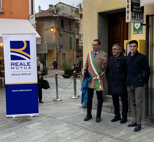 La donazione del defibrillatore nel 2019 con l'ex sindaco Lanzavecchia