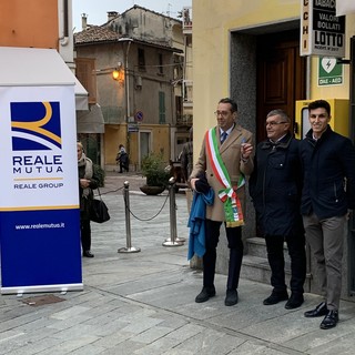 La donazione del defibrillatore nel 2019 con l'ex sindaco Lanzavecchia