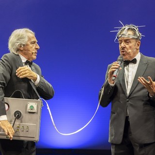 Tullio Solenghi (a sinistra nell'immagine) e Massimo Lopez ritratti in una foto di scena (ph. Marco Caselli)