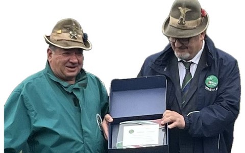 Nella foto: Francesco Dal Bello (a sinistra) riceve da Fabrizio Pighin, presidente della Sezione ANA di Asti il premio per i suoi 35 anni nel SOM