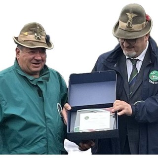 Nella foto: Francesco Dal Bello (a sinistra) riceve da Fabrizio Pighin, presidente della Sezione ANA di Asti il premio per i suoi 35 anni nel SOM