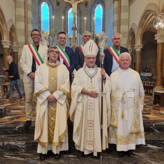 Don Marco Andina (a sinistra) con il vescovo Prastaro e il suo predecessore don Pierino Torchio. Alle loro spalle i sindaci dei quattro paesi