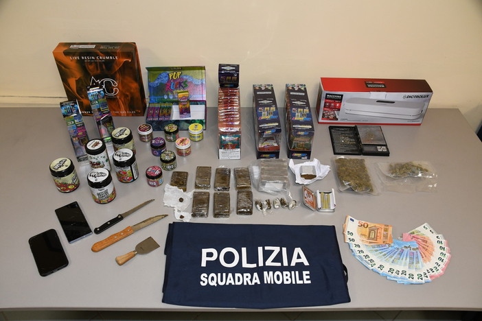 Asti, minorenne arrestato con oltre 2 kg di droga in casa