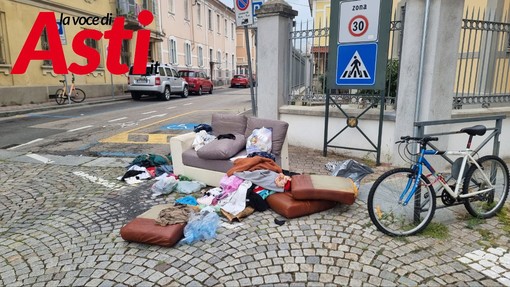 Un vecchio divano e gli altri rifiuti abbandonati in via Sauro