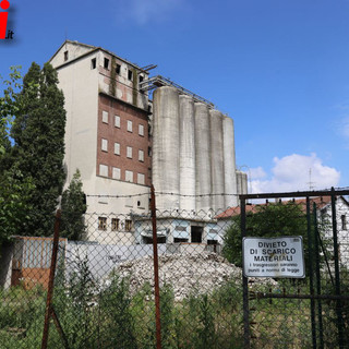 Le foto dell'ex mulino di corso Savona, ora abbattuto (Merphefoto)