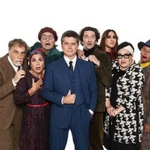 Ettore Bassi (al centro in completo blu) con il resto del cast di &quot;Trappola per topi&quot; in scena domani sera al Teatro Alfieri di Asti