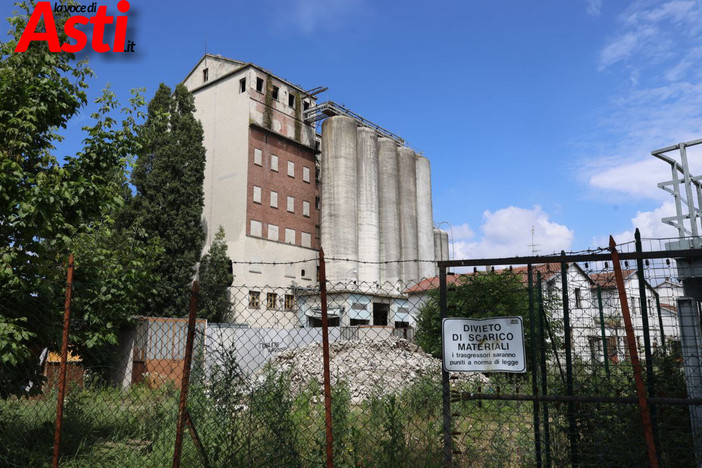 Le foto dell'ex mulino di corso Savona, ora abbattuto (Merphefoto)