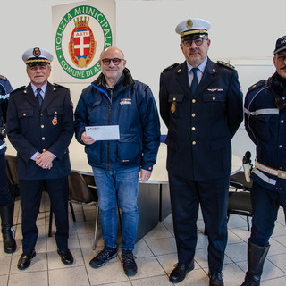 Nella foto il presidente ASTRO , Franco Testore, il comandante Saracco e parte del personale di Polizia Municipale che ha lavorato alla bella iniziativa