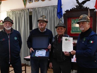 La consegna degli attestati al novantenne Alpino Riccardo Tavano tra Fausone, Pighin e Favero (Ph Signorini)