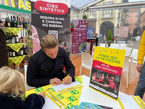 Marino ritratto mentre appone la firma alla sottoscrizione e, nella foto a fine articolo, con il direttore di Coldiretti Asti Diego Furia