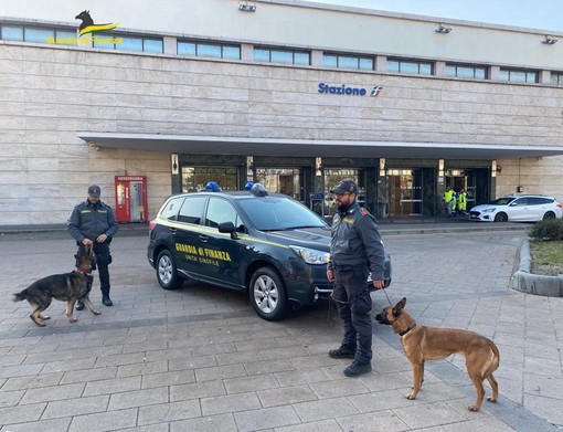 Controlli a tappeto della Finanza: sequestrati prodotti di carnevale non a norma e scoperti evasori fiscali e lavoratori in nero