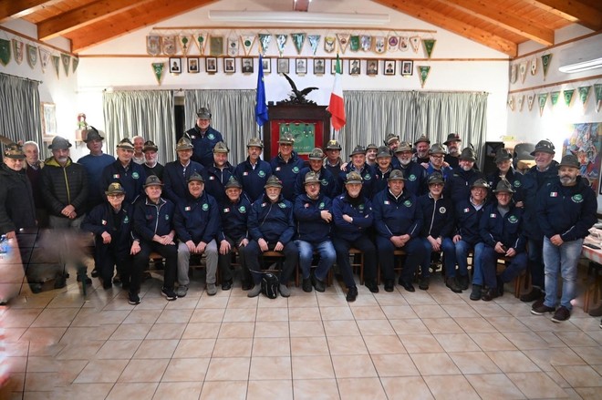 Il gruppo degli Alpini presenti alla serata con seduto al centro, il presidente nazionale (Ph Signorini)