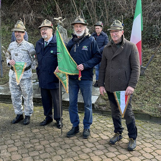 Il presidente della Sezione Ana di Asti Fabrizio Pighin (al centro) con il comandante della fanfara Bandella del Lago Maggiore (alla sua destra), il rappresentante del Gruppo di Massino Visconti Sezione di Intra (il primo alla sua sinistra) e quello di Tambre della Sezione di Belluno