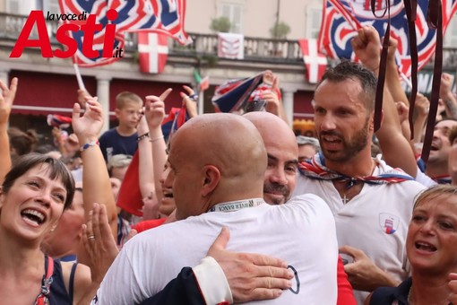 L'abbraccio festante di rettore e fantino in piazza San Secondo (MerfePhoto)