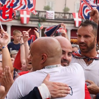 L'abbraccio festante di rettore e fantino in piazza San Secondo (MerfePhoto)