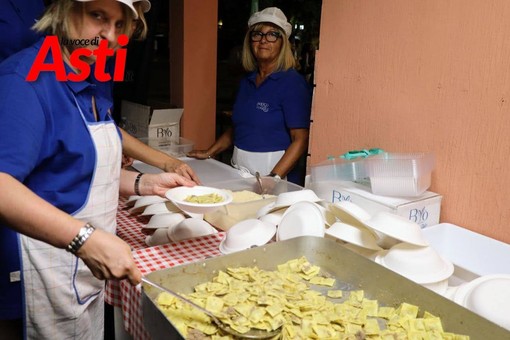 Un volontario di una pro loco, impegnato in occasione del recente Festival delle Sagre (ph. Merfephoto - Efrem Zanchettin)