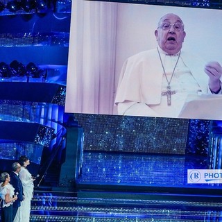 Il videomessaggio di Papa Francesco trasmesso nel corso della prima serata del Festival (ph. Duilio Rizzo - Sanremo News, altra Testata del nostro gruppo editoriale)