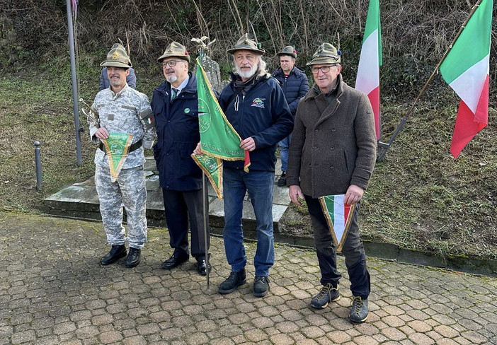 Il presidente della Sezione Ana di Asti Fabrizio Pighin (al centro) con il comandante della fanfara Bandella del Lago Maggiore (alla sua destra), il rappresentante del Gruppo di Massino Visconti Sezione di Intra (il primo alla sua sinistra) e quello di Tambre della Sezione di Belluno