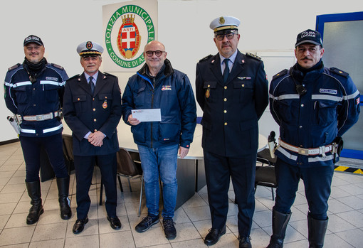 Nella foto il presidente ASTRO , Franco Testore, il comandante Saracco e parte del personale di Polizia Municipale che ha lavorato alla bella iniziativa